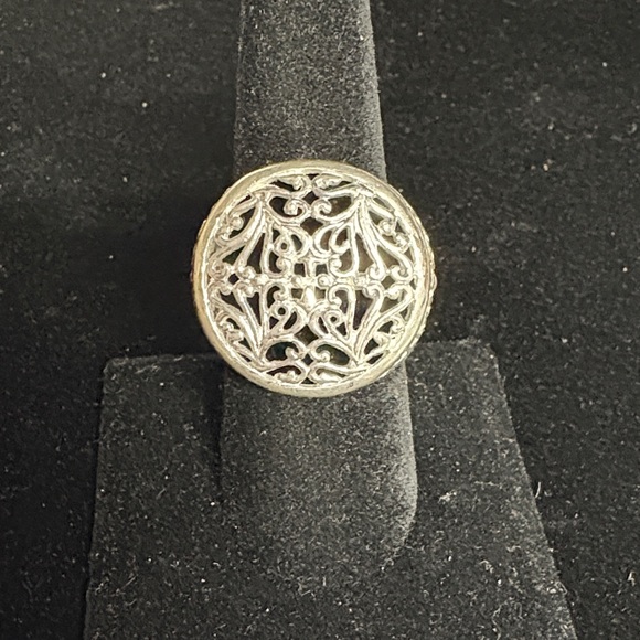 Elegant Silver Filigree Ring - Picture 1 of 4